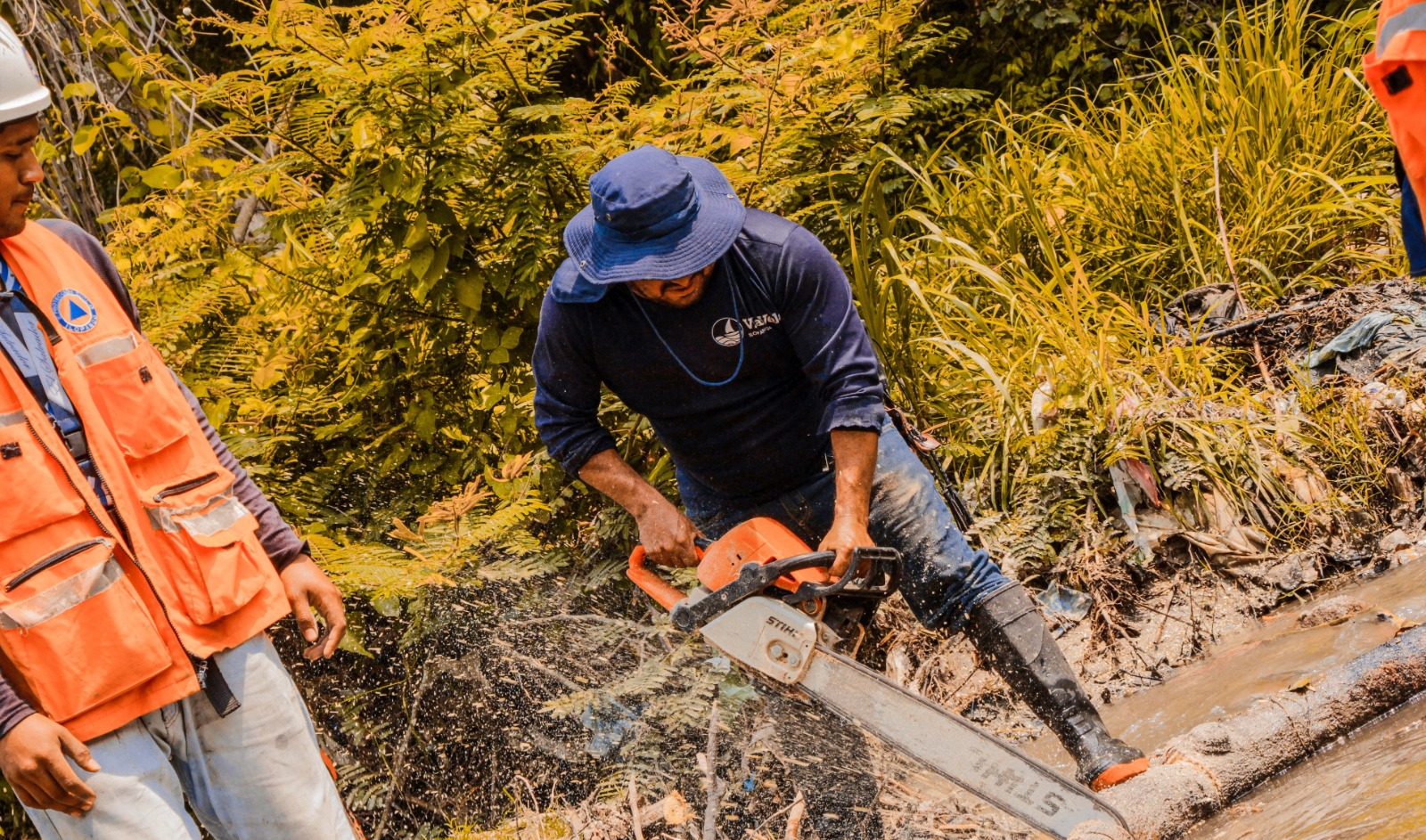 equipos-de-primera-respuesta-de-ilopango-realizan-obras-de-mitigacion-en-el-rio-chaguite